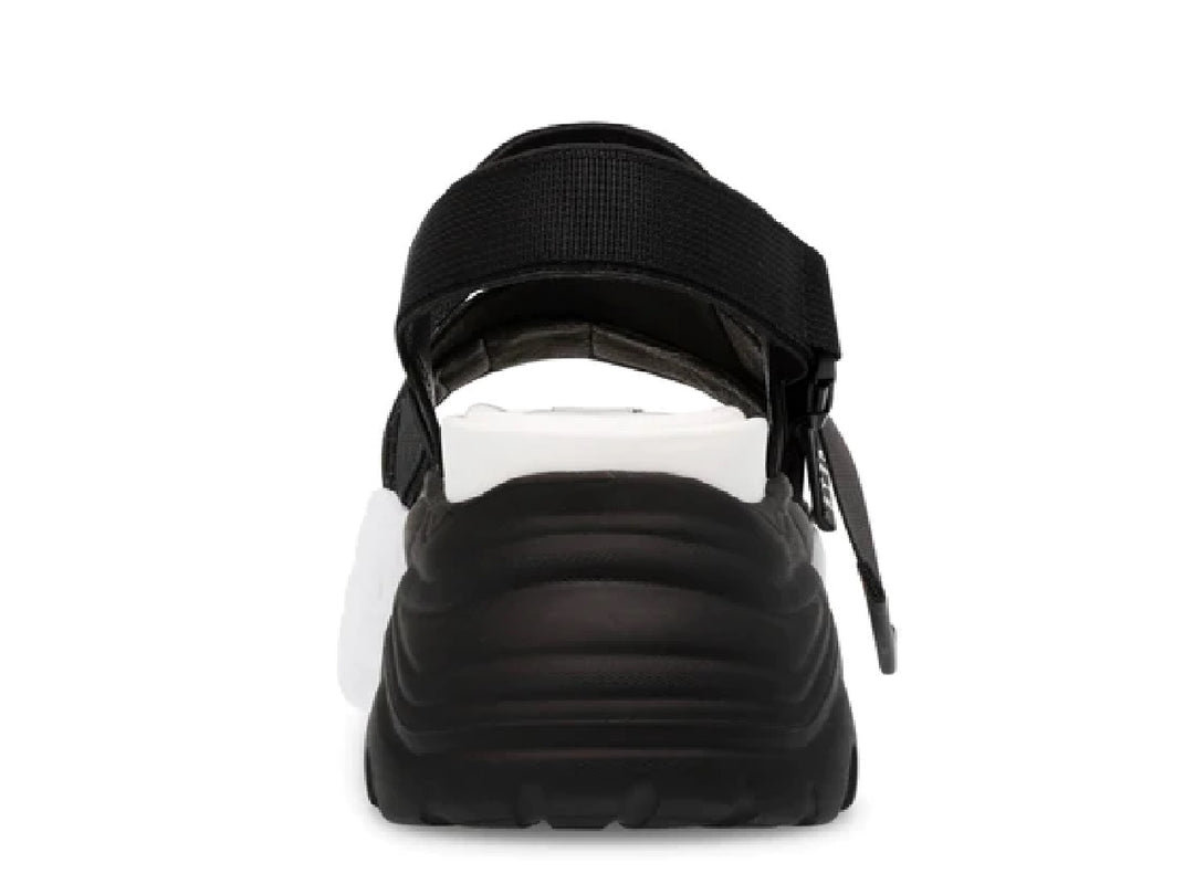 Sandalias Steve Madden Voltz en color negro y blanco con plataforma gruesa y correas ajustables.