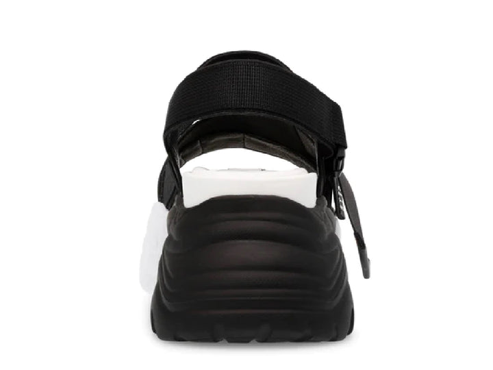 Sandalias Steve Madden Voltz en color negro y blanco con plataforma gruesa y correas ajustables.