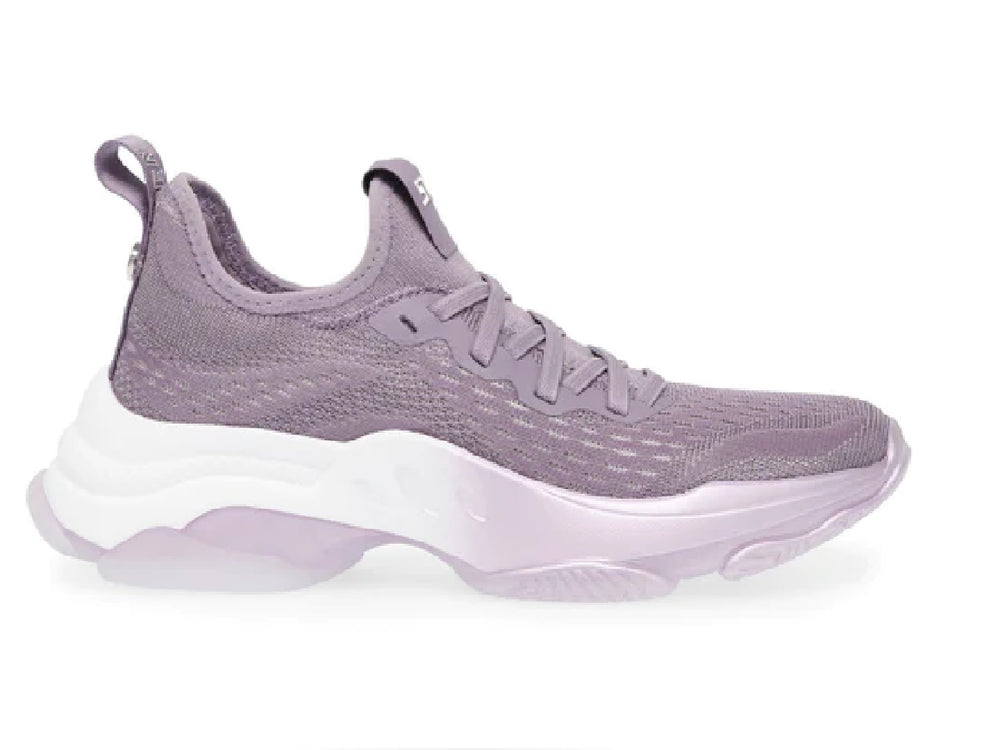 Tenis deportivos Steve Madden color lavanda con suela blanca y detalles en tonos púrpura.