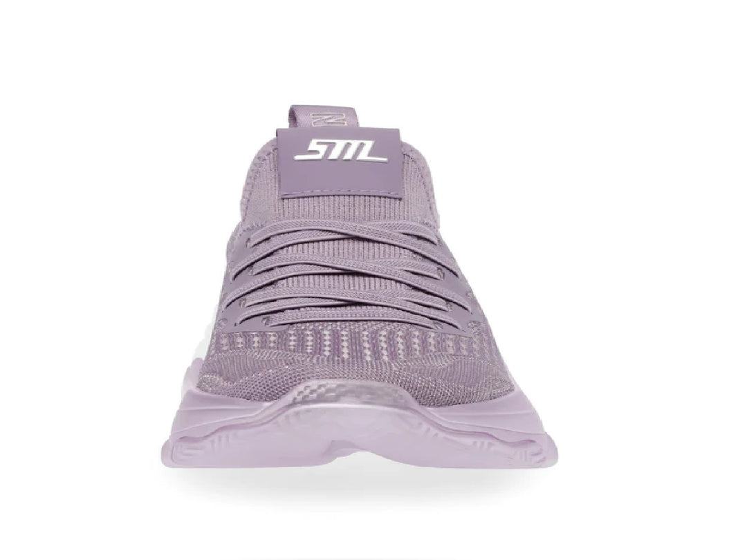 Tenis deportivos Steve Madden color lavanda con suela blanca y detalles en tonos púrpura.