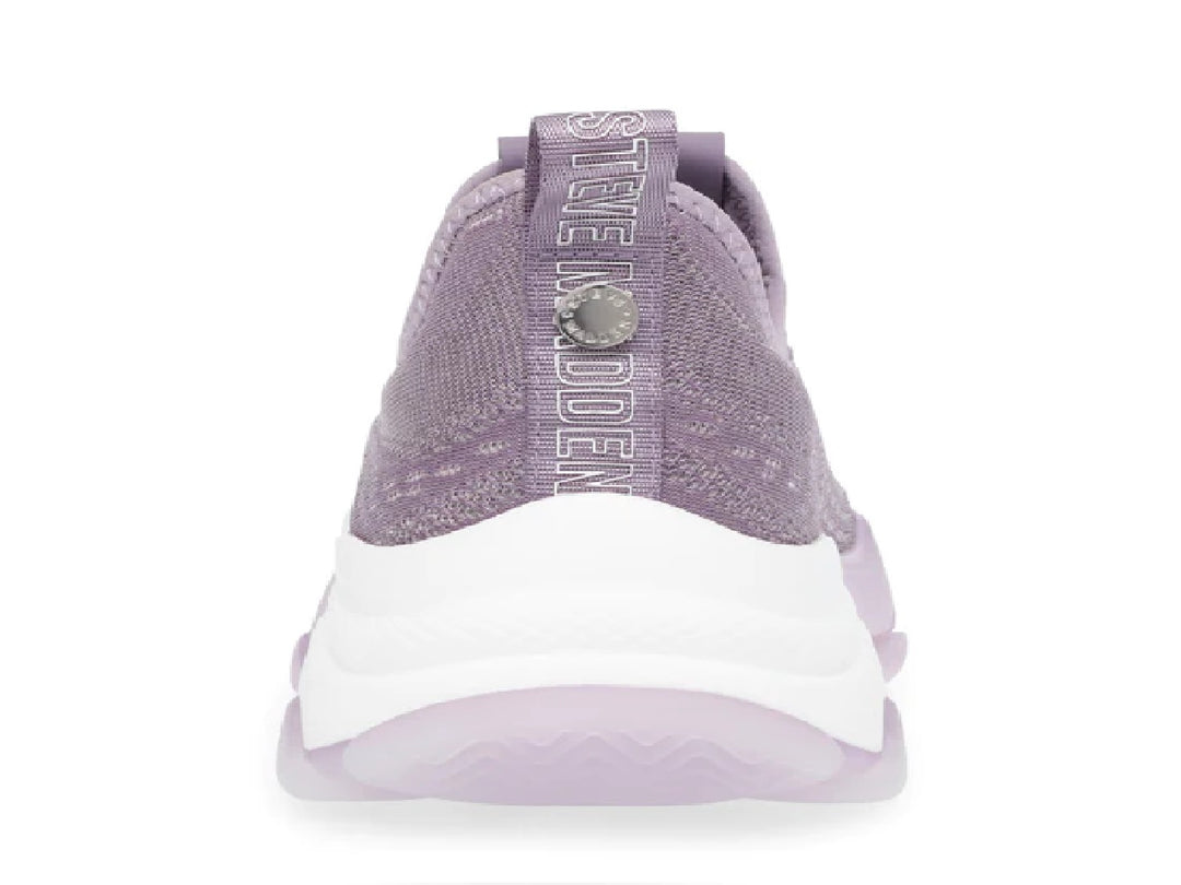 Tenis deportivos Steve Madden color lavanda con suela blanca y detalles en tonos púrpura.
