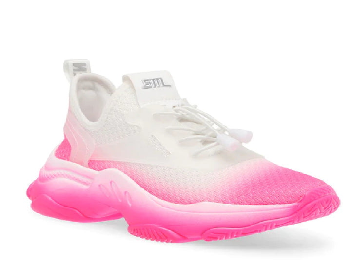 Tenis Steve Madden con diseño degradado de blanco a rosa neón, suela robusta y tejido transpirable.