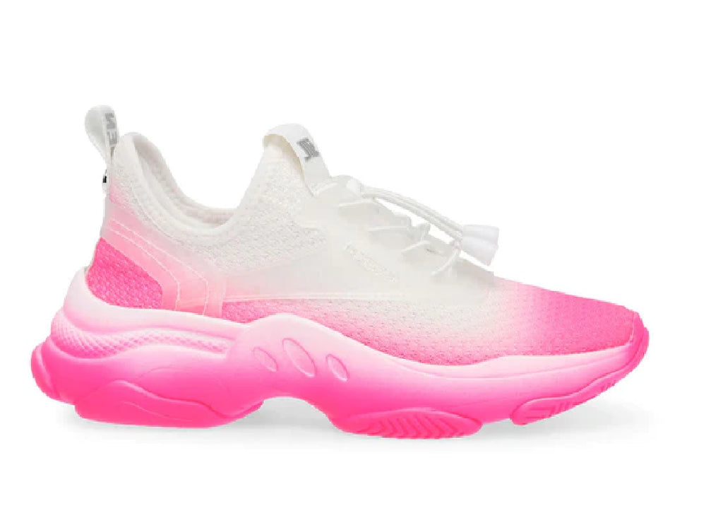 Tenis Steve Madden con diseño degradado de blanco a rosa neón, suela robusta y tejido transpirable.