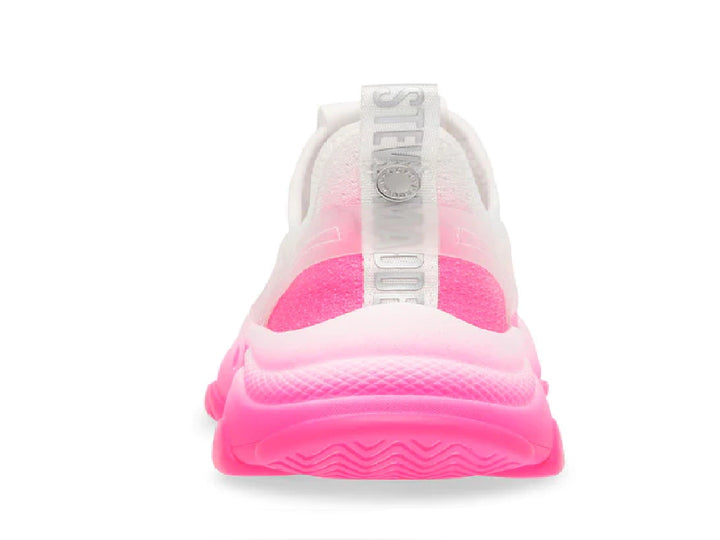 Tenis Steve Madden con diseño degradado de blanco a rosa neón, suela robusta y tejido transpirable.