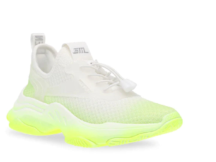 Tenis deportivos blancos con suela y punta en degradado color verde neón brillante.