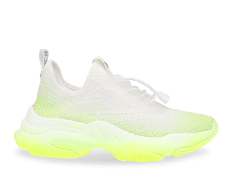 Tenis deportivos blancos con suela y punta en degradado color verde neón brillante.