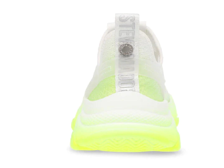 Tenis deportivos blancos con suela y punta en degradado color verde neón brillante.