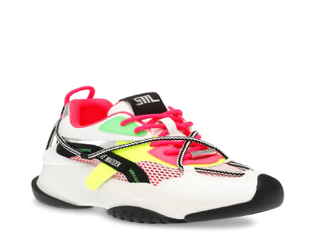 Tenis Steve Madden blancos con detalles en fucsia y amarillo neón y suela negra.