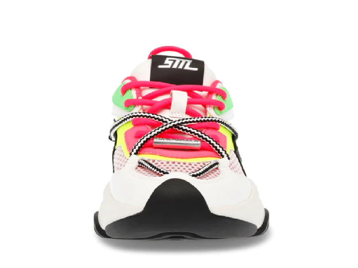 Tenis Steve Madden blancos con detalles en fucsia y amarillo neón y suela negra.