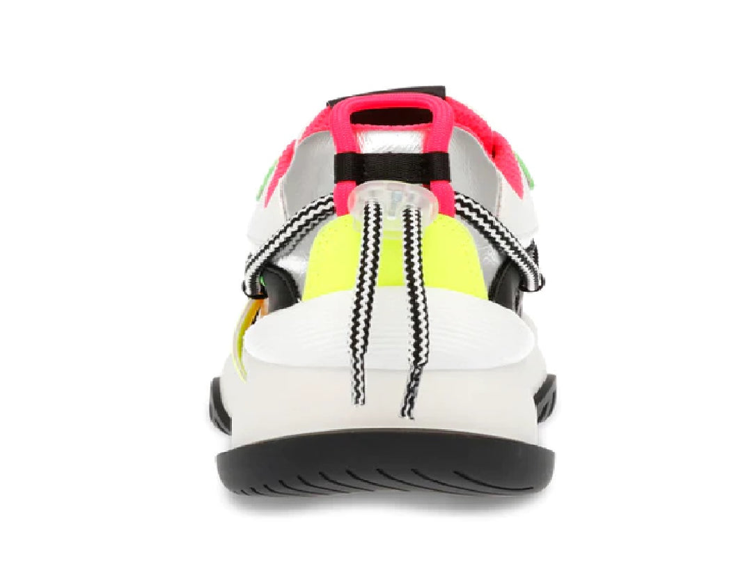 Tenis Steve Madden blancos con detalles en fucsia y amarillo neón y suela negra.