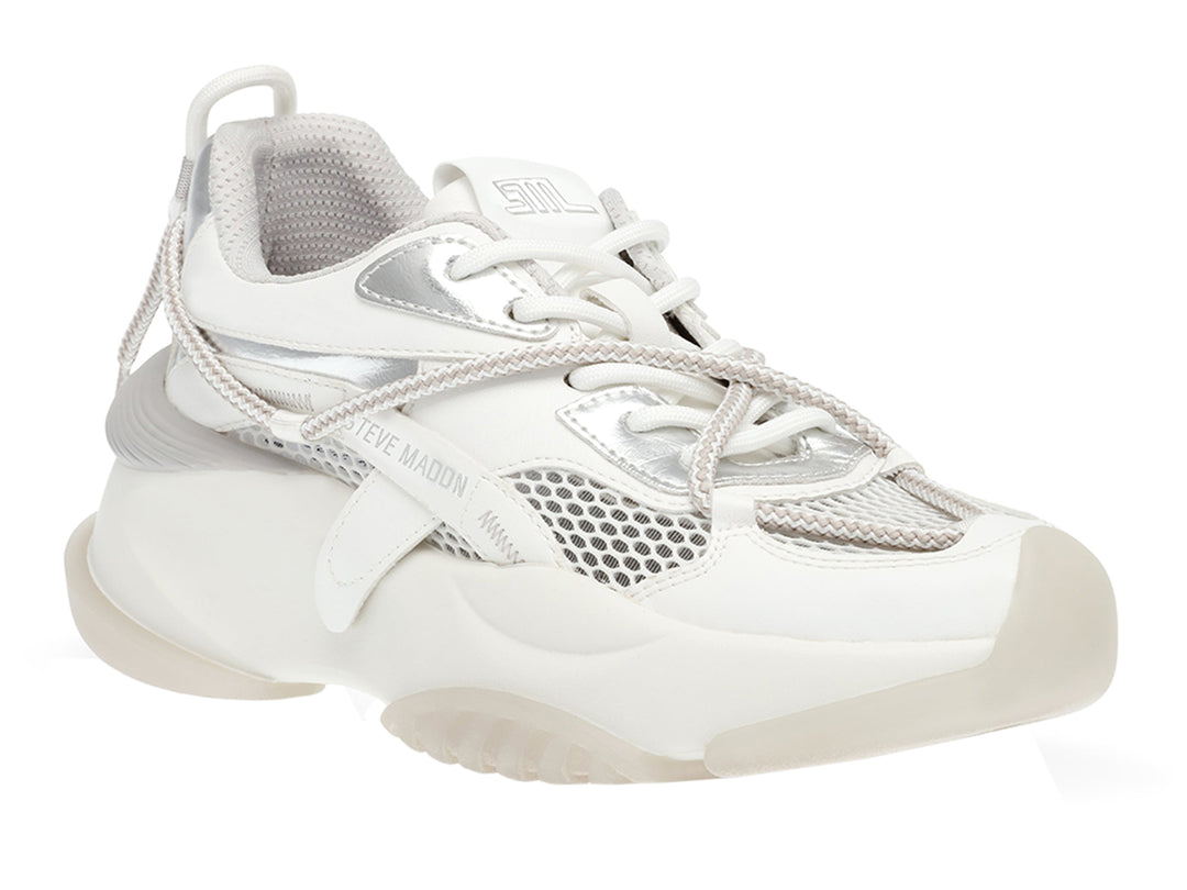 Tenis blancos y plateados Steve Madden con suela gruesa y detalles de malla.