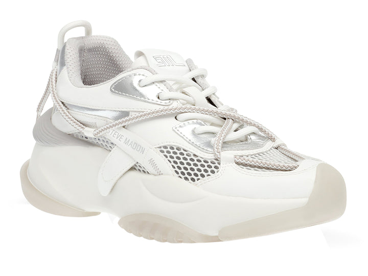 Tenis blancos y plateados Steve Madden con suela gruesa y detalles de malla.