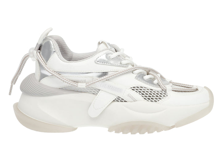 Tenis blancos y plateados Steve Madden con suela gruesa y detalles de malla.