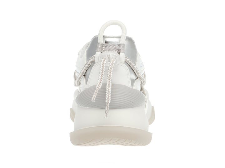 Tenis blancos y plateados Steve Madden con suela gruesa y detalles de malla.