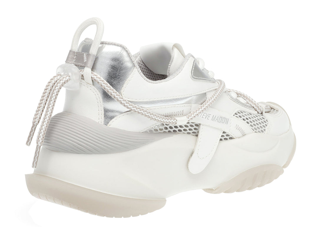 Tenis blancos y plateados Steve Madden con suela gruesa y detalles de malla.