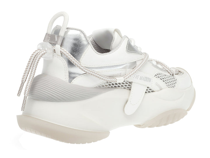 Tenis blancos y plateados Steve Madden con suela gruesa y detalles de malla.