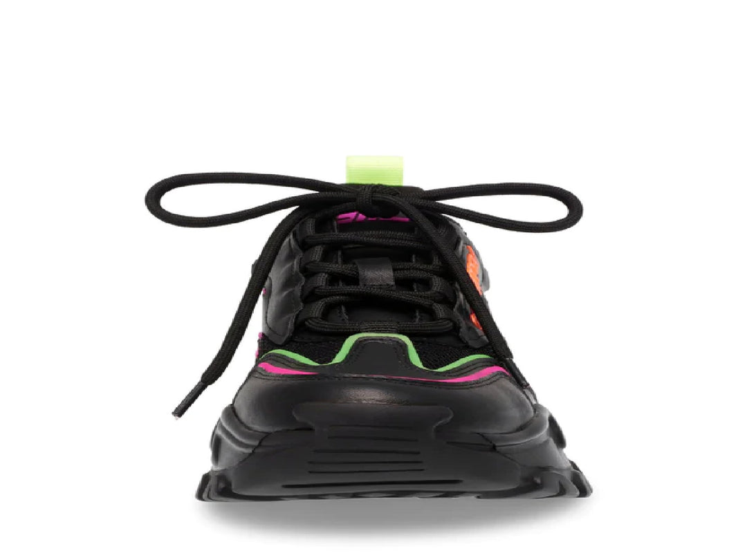 Tenis Steve Madden Madcap color negro con detalles en naranja, rosa y verde neón y suela chunky.