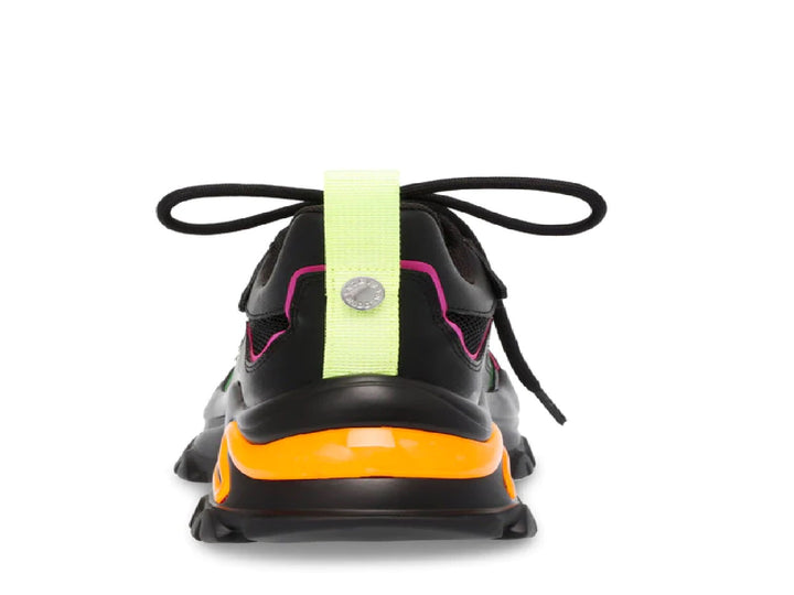 Tenis Steve Madden Madcap color negro con detalles en naranja, rosa y verde neón y suela chunky.