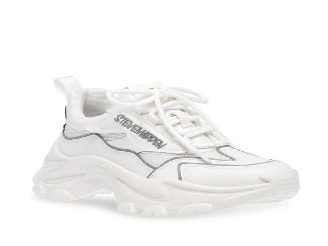 Tenis casual Steve Madden color blanco con detalles en plata y suela chunky.