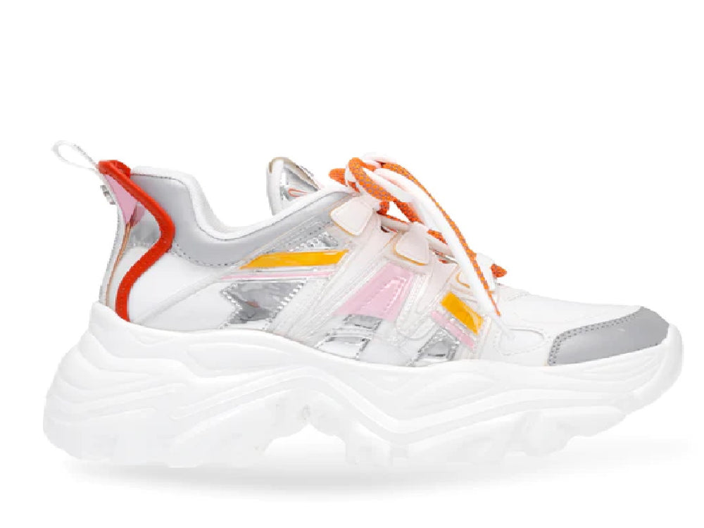 Tenis Steve Madden Riptid en color blanco y plata con detalles en naranja y amarillo, suela ancha y estilo chunky.