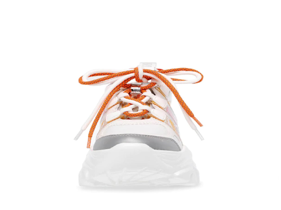 Tenis Steve Madden Riptid en color blanco y plata con detalles en naranja y amarillo, suela ancha y estilo chunky.