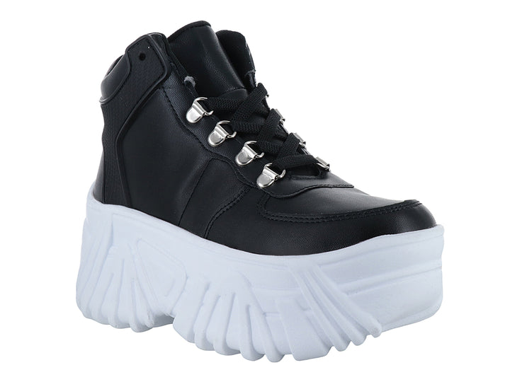 Tenis botín color negro con suela de plataforma blanca gruesa y prominente.