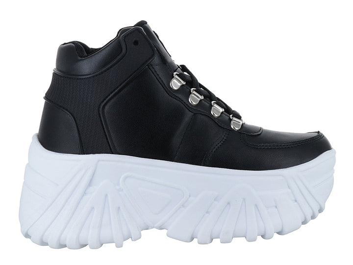 Tenis botín color negro con suela de plataforma blanca gruesa y prominente.