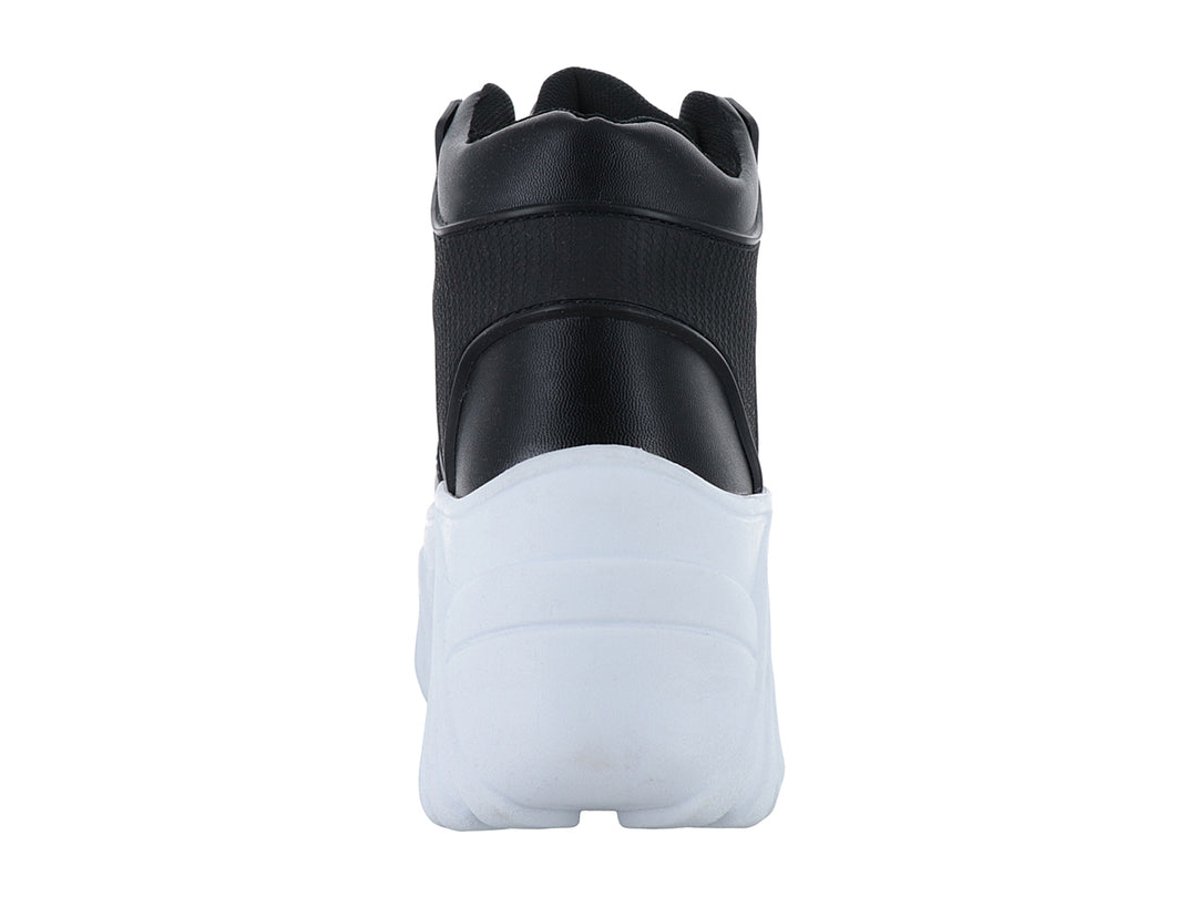 Tenis botín color negro con suela de plataforma blanca gruesa y prominente.