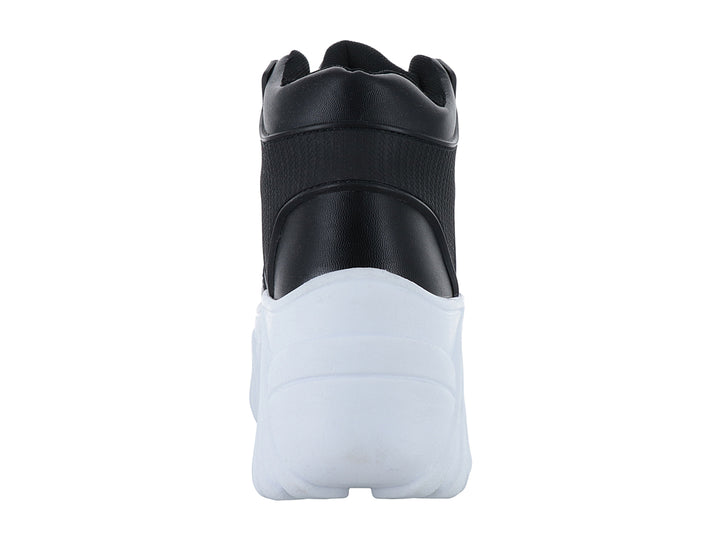 Tenis botín color negro con suela de plataforma blanca gruesa y prominente.