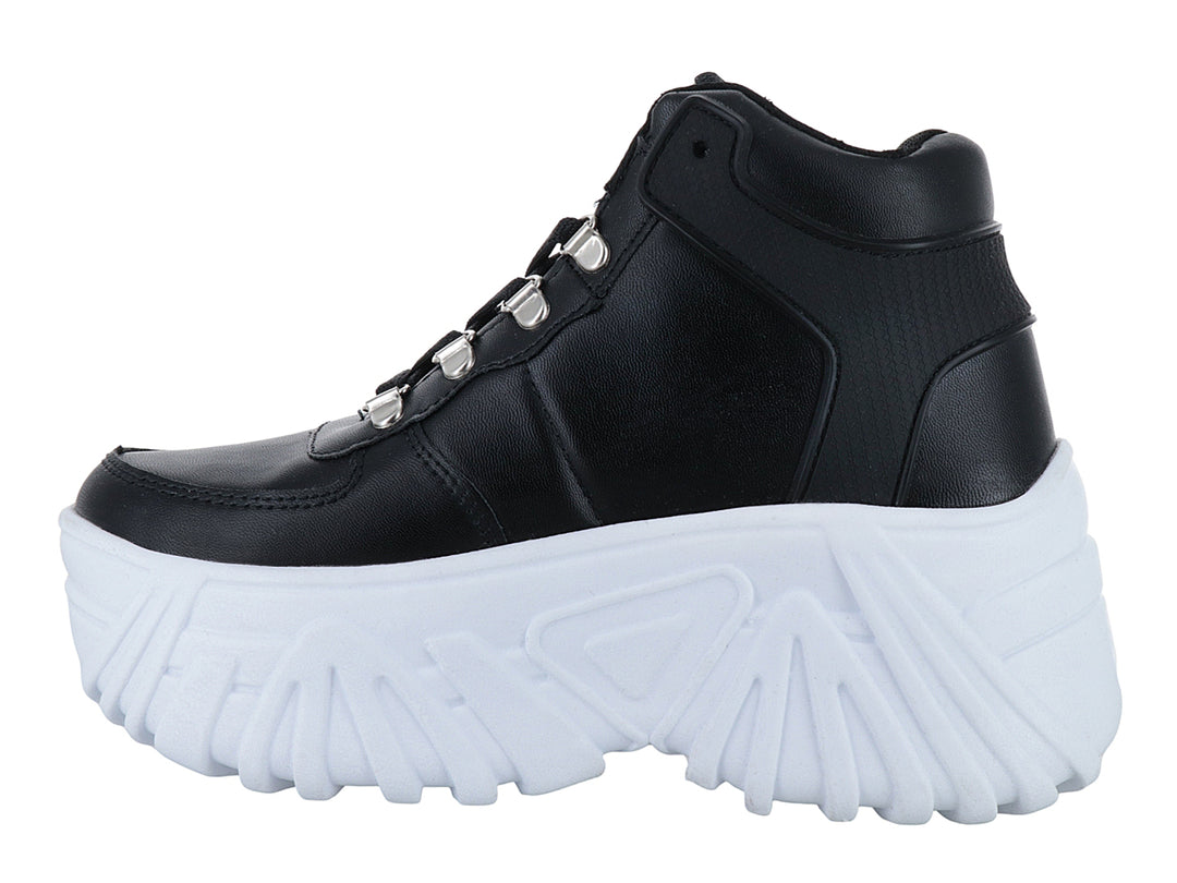 Tenis botín color negro con suela de plataforma blanca gruesa y prominente.