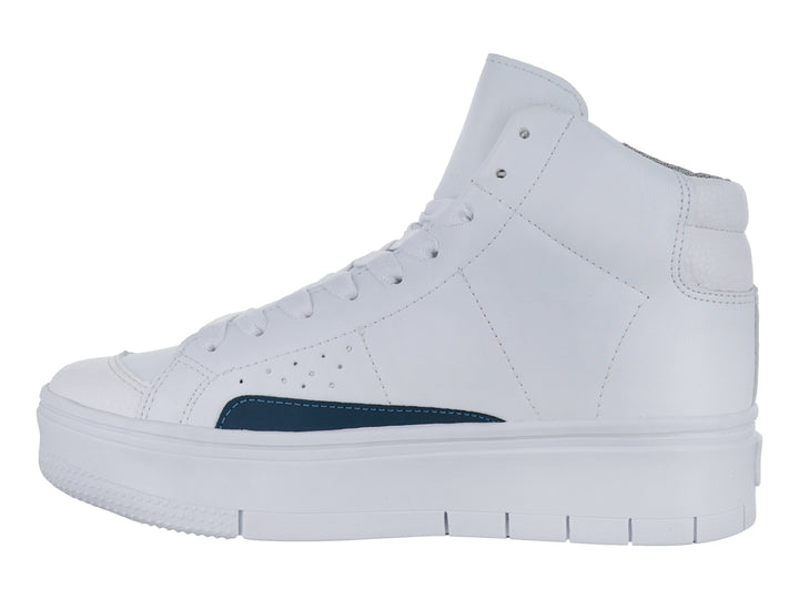 Tenis blancos de bota con suela de plataforma y un detalle lateral en color azul.