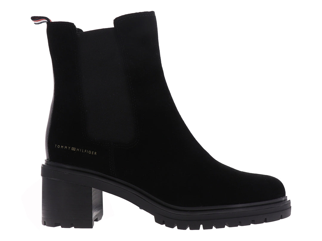 Botín Chelsea negro de gamuza con tacón grueso y suela dentada de la marca Tommy Hilfiger.
