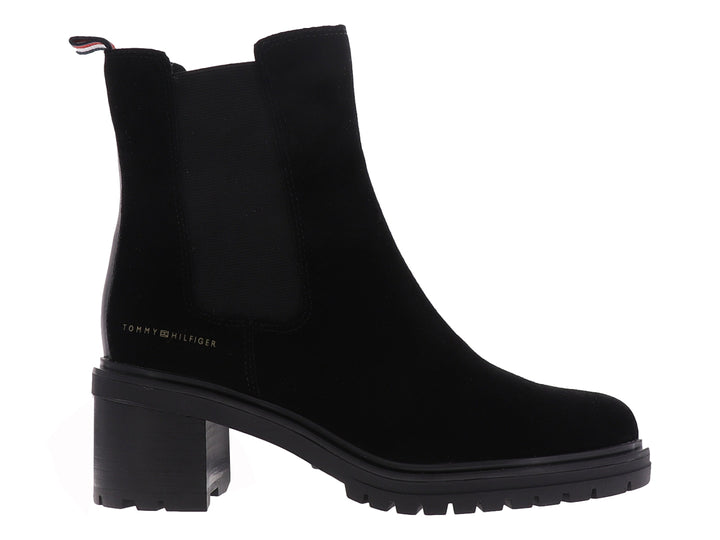 Botín Chelsea negro de gamuza con tacón grueso y suela dentada de la marca Tommy Hilfiger.