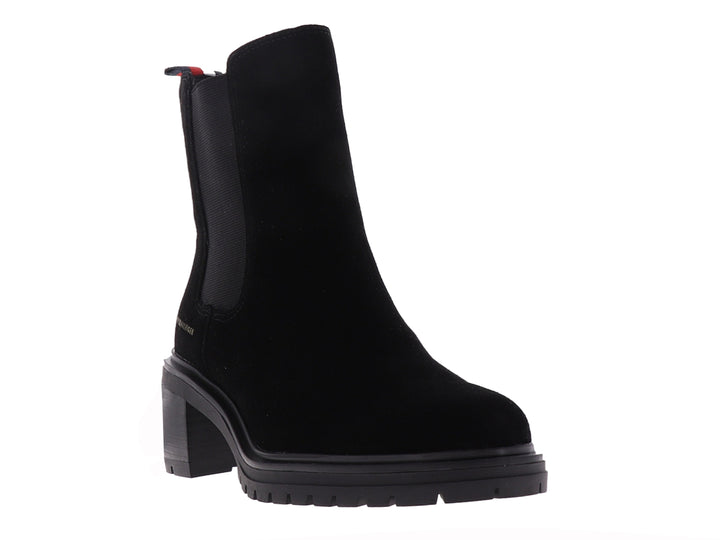 Botín Chelsea negro de gamuza con tacón grueso y suela dentada de la marca Tommy Hilfiger.