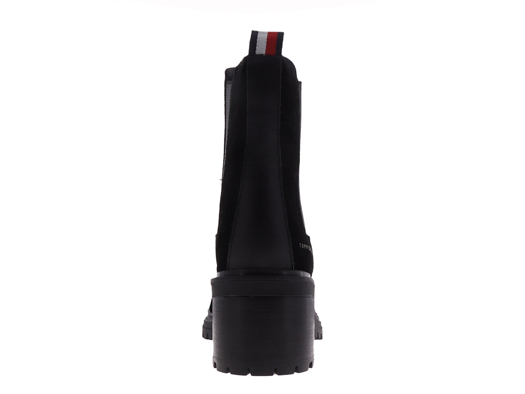 Botín Chelsea negro de gamuza con tacón grueso y suela dentada de la marca Tommy Hilfiger.