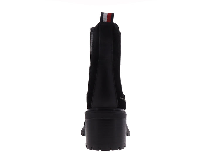 Botín Chelsea negro de gamuza con tacón grueso y suela dentada de la marca Tommy Hilfiger.