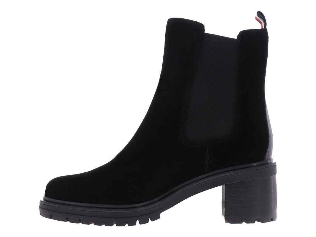 Botín Chelsea negro de gamuza con tacón grueso y suela dentada de la marca Tommy Hilfiger.