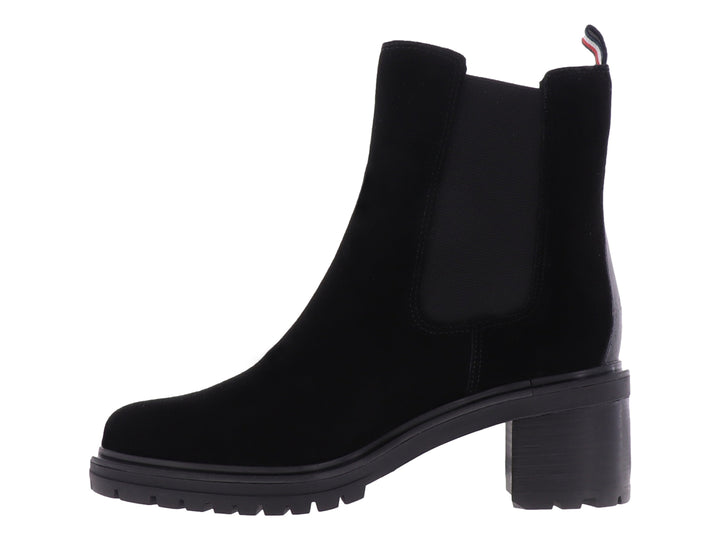 Botín Chelsea negro de gamuza con tacón grueso y suela dentada de la marca Tommy Hilfiger.
