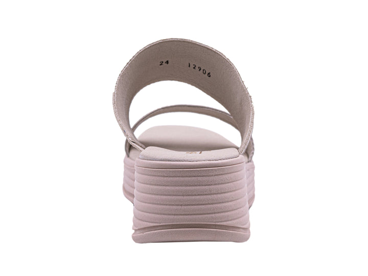 Sandalia de plataforma color beige con dos bandas anchas sobre el empeine y suela con relieve horizontal.