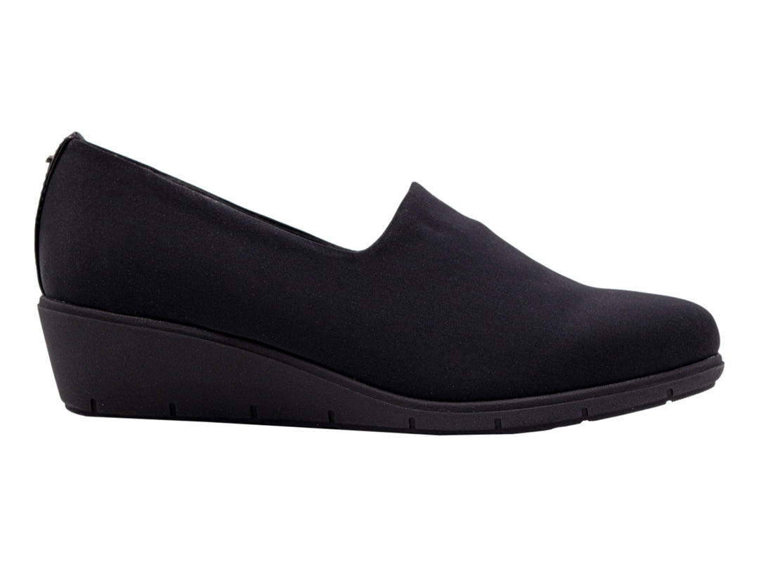 Zapato plano Hispana color negro, estilo slip-on con suela ligera y acabado mate.