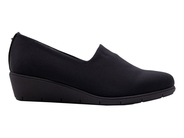 Zapato plano Hispana color negro, estilo slip-on con suela ligera y acabado mate.