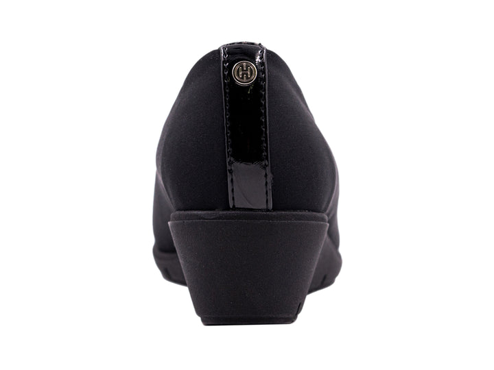 Zapato plano Hispana color negro, estilo slip-on con suela ligera y acabado mate.
