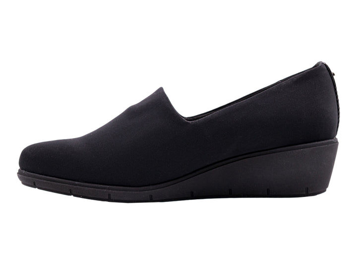 Zapato plano Hispana color negro, estilo slip-on con suela ligera y acabado mate.
