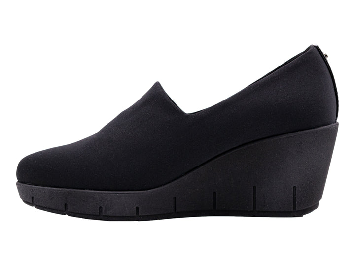 Zapato negro de cuña para mujer con diseño minimalista y suela ancha.