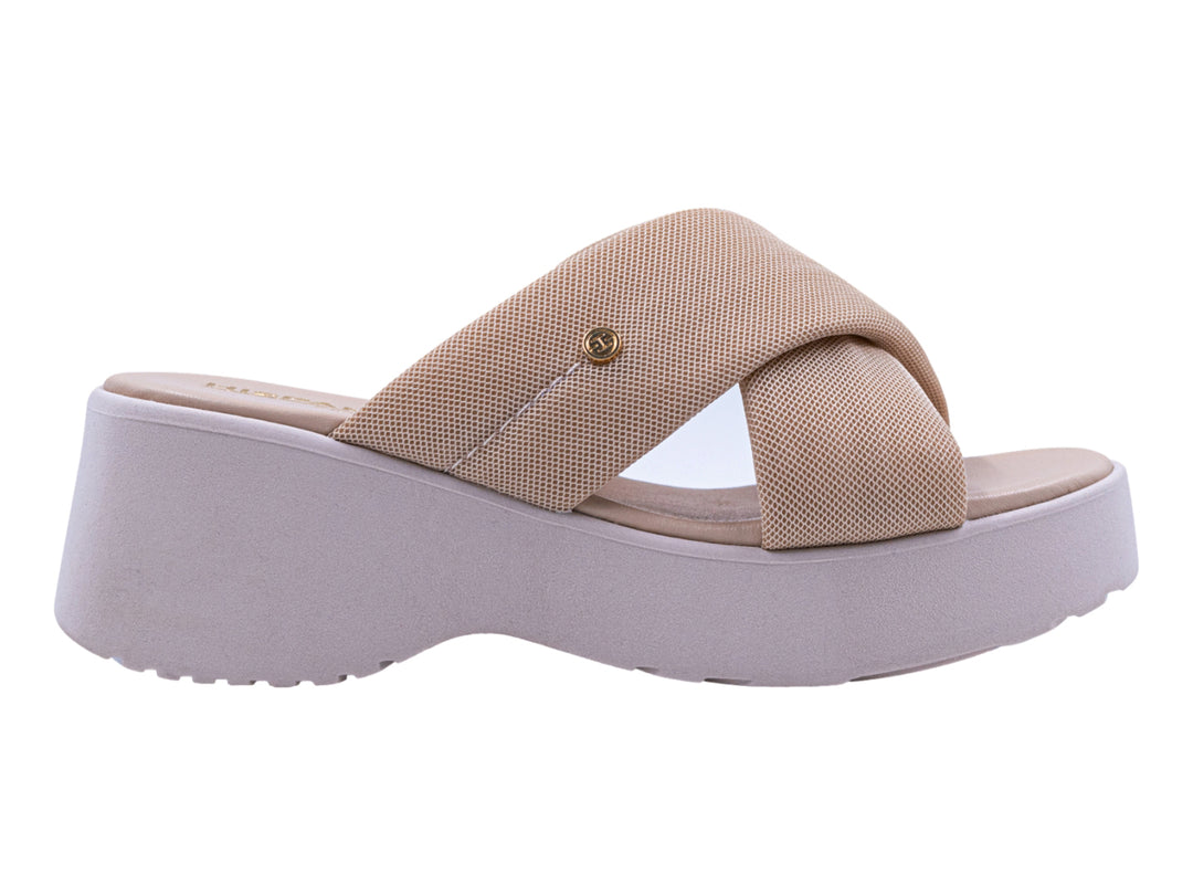 Sandalia de plataforma color beige con tiras cruzadas de malla y suela ancha.