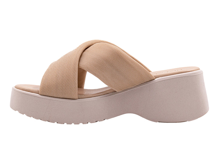 Sandalia de plataforma color beige con tiras cruzadas de malla y suela ancha.