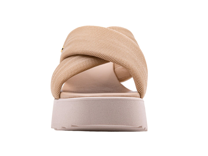 Sandalia de plataforma color beige con tiras cruzadas de malla y suela ancha.