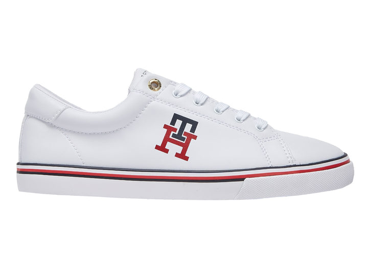 Tenis blancos Tommy Hilfiger con logotipo TH en rojo y azul y franja tricolor en la suela.