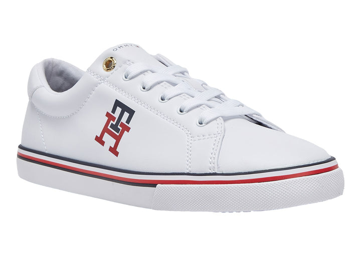 Tenis blancos Tommy Hilfiger con logotipo TH en rojo y azul y franja tricolor en la suela.
