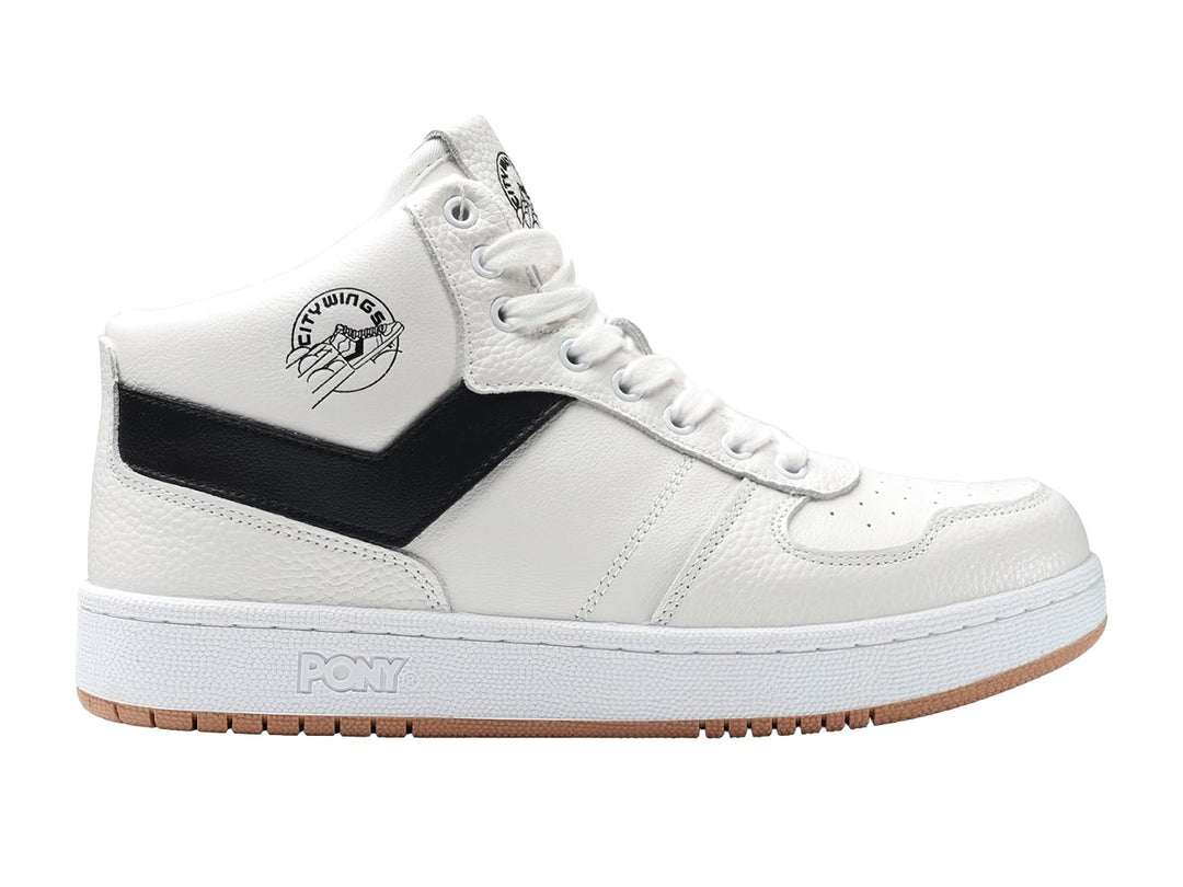 Tenis PONY City Wings Mid color blanco con detalle en negro y suela color caramelo.